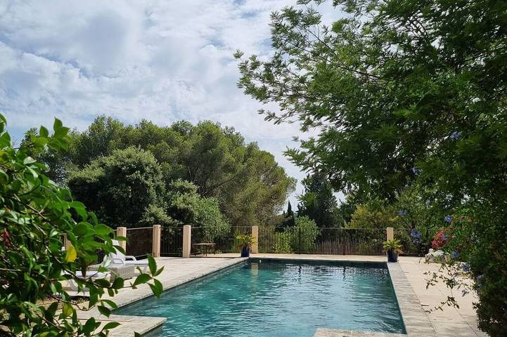 Location de vacances pour 2 personnes, avec Terrasse ainsi que Jardin et Piscine à Aurons