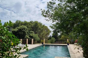 Gîte pour 2 personnes, avec piscine ainsi que terrasse et jardin à Aurons