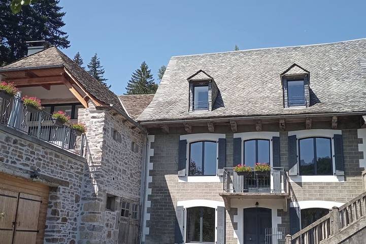 Location de vacances pour 14 personnes, avec Balcon et Jacuzzi ainsi que Terrasse et Jardin à Saint-Chély-d'Aubrac