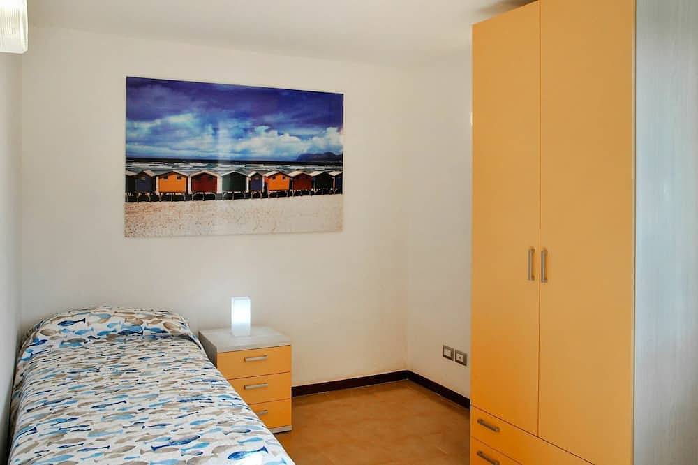 Entire apartment, Nice apartment for 4 guests with Wifi, A/C, Tv, terrace and pets allowed in Formia, Latina Province