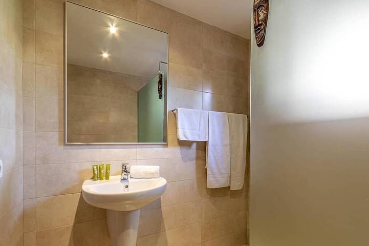 Entire apartment, Apt. Cerezo-Medio, balcony, A/C, community pool, Wifi, close to the beach 300 m in Cala Sant Vicenc, Pollença