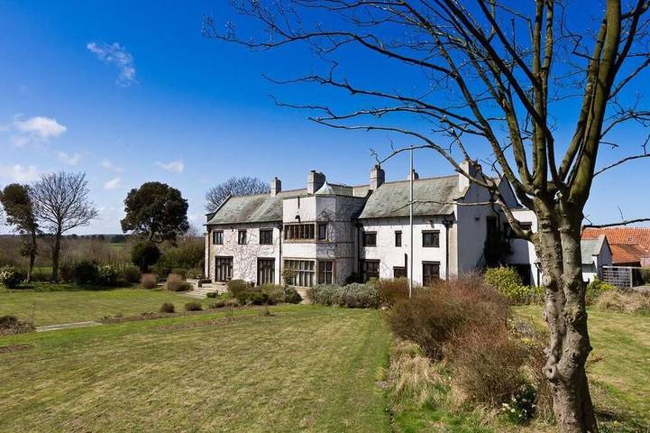 Holiday rental for 20 people, with garden and terrace as well as hot tub in Flamborough