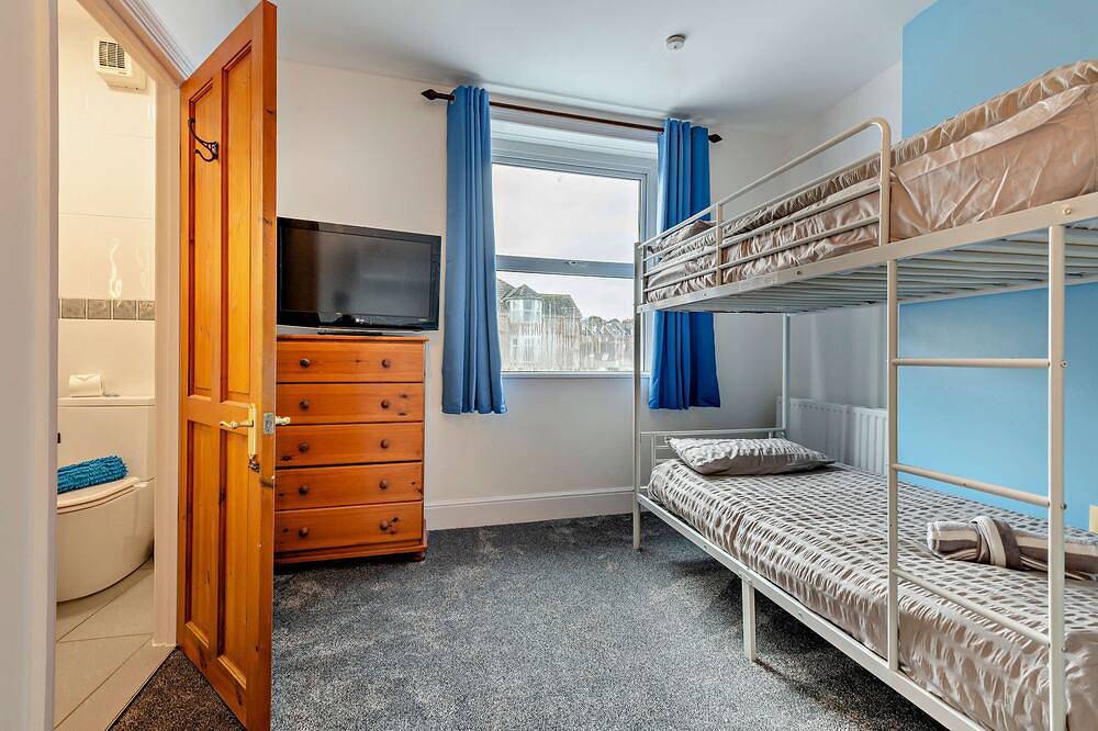 Dizzy Heights Spacious Swanage Townhouse & Views Sleeps 10 in Swanage, Dorset