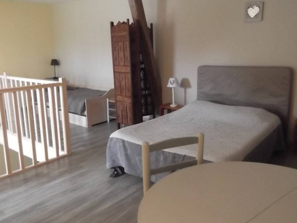 Chambres d'hôtes de la Grange Bernon avec kitchenette - Logement Les plumes avec kitchenette in La Celle (Cher), Saint-Amand-Montrond