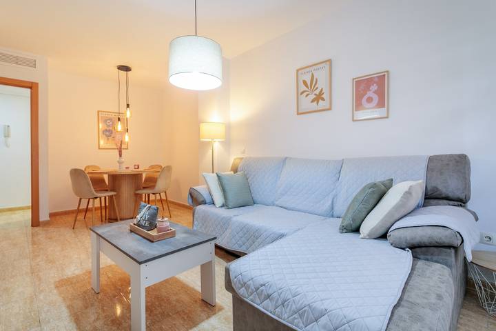 Entire apartment, Apartment 'En El Corazón Alicantino' with Balcony and Wi-Fi in El Barrio, Alicante