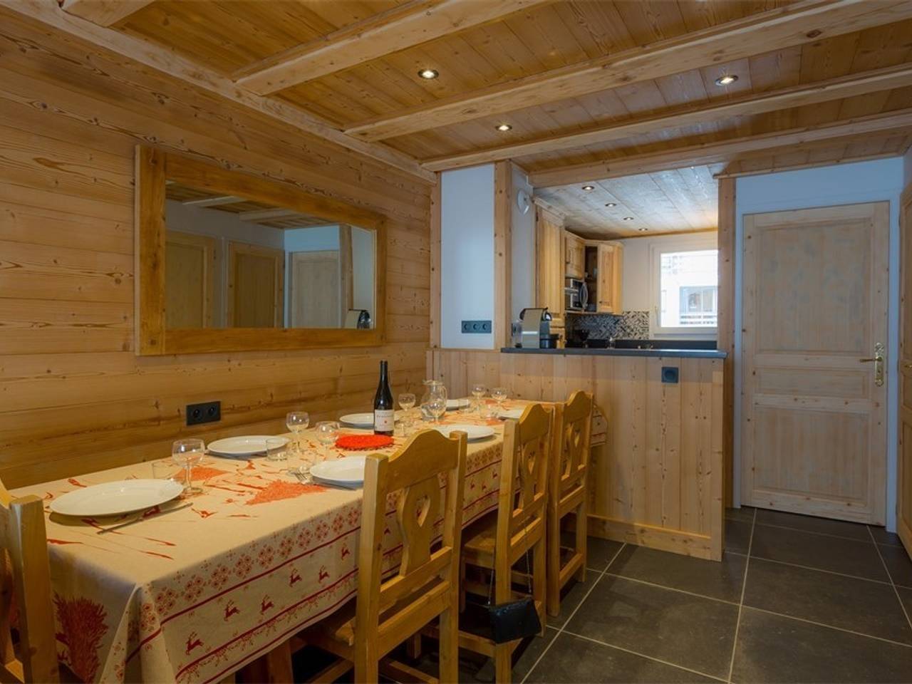 Spacious Chalet in Val Thorens - 12 Guests, Ski-In/Ski-Out, Fireplace, Wifi, Balconies in Val Thorens, Massif de la Vanoise