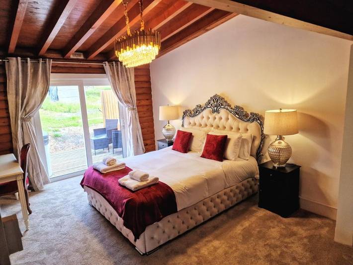 Lodge for 2 people, with terrace and hot tub as well as garden, with pets in Scotland