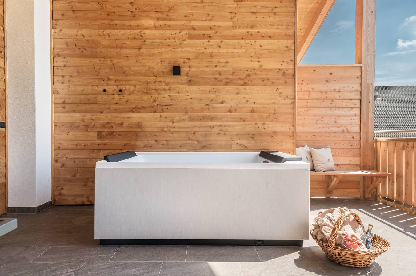 Appartamento intero, Appartamento 'Zirm' con vista sulle montagne, terrazza privata e Wi-Fi in San Genesio Atesino, Alpi Sarentine