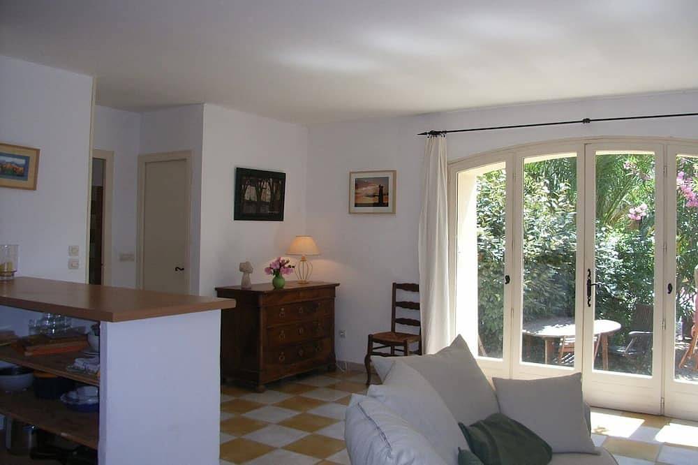 Appartement entier, Matines-Un Mode De Vie Français - Petit Déjeuner Dans Le Jardin, Vin autour de la Piscine in Tourbes, Côte méditerranéenne (France)