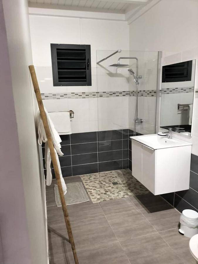 Location de vacances pour 6 personnes, avec terrasse ainsi que piscine et vue dans Saint-Louis (Marie-Galante) - 3