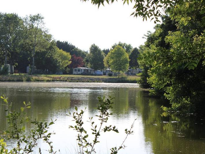 Tente pour 2 personnes, avec Terrasse ainsi que Bassin pour enfant et Vue sur le lac à Tours