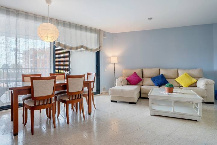 Apartamento entero, Apartamento 'Ática Blue Sea' con vistas al mar, Wi-Fi y aire acondicionado in Platja de les Salines (Cubelles), Cubellas