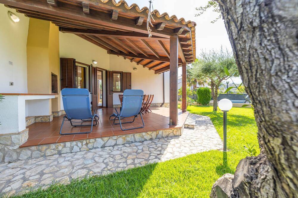 Villecefalu. English lawn. 2 kitchens, 3 bedrooms, 3 bathrooms, veranda in Piana Calzata, Palermo Province