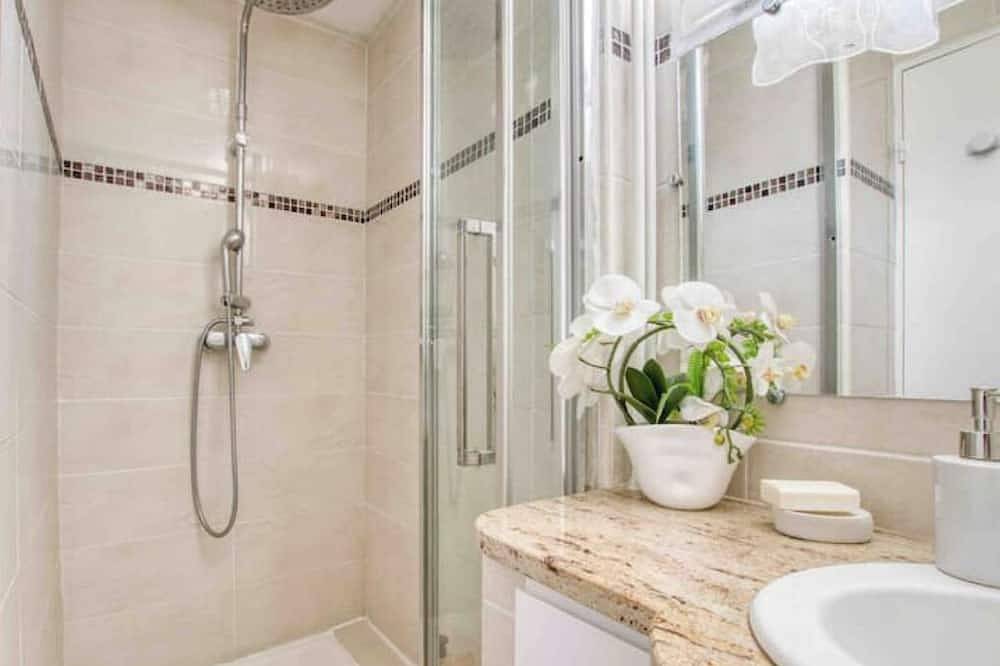 Villa club de 48 m2, 2 chambres, wifi, clim, vue mer, 10 mn à pieds de la plage. in Sanary-sur-Mer, Côte méditerranéenne (France)