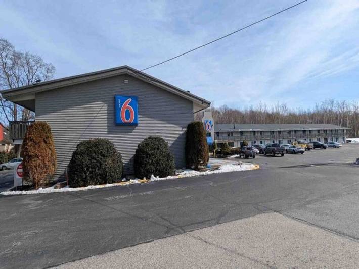 Apartamento entero, 1 cama matrimonial | Adaptado para personas con discapacidad/Bañera in Leominster, Massachusetts
