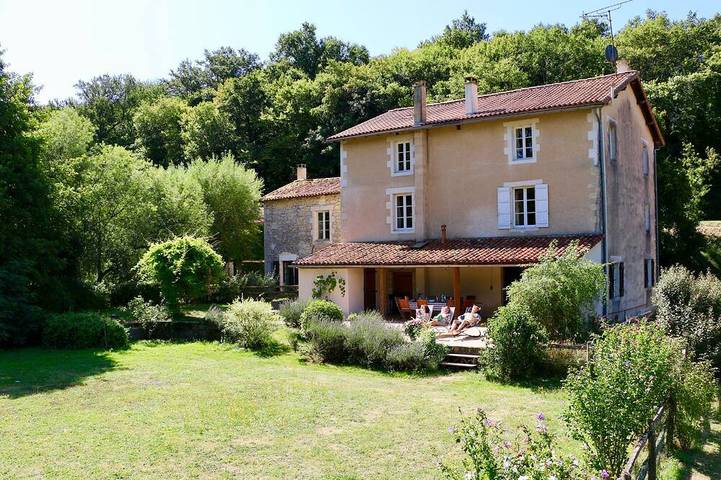 Location de vacances pour 14 personnes, avec jardin, animaux acceptés à Nanteuil-en-Vallée