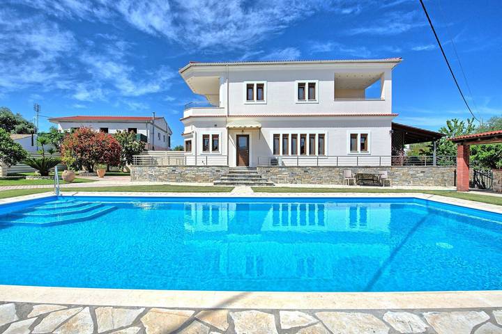 Location de vacances pour 10 personnes, avec terrasse et piscine dans Acharavi