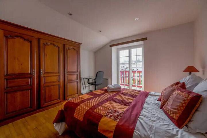 Spacious Renovated 1610 farm-All Weather Heated Pool-Parking-Walk to town-Pets in Espelette, Bayonne region