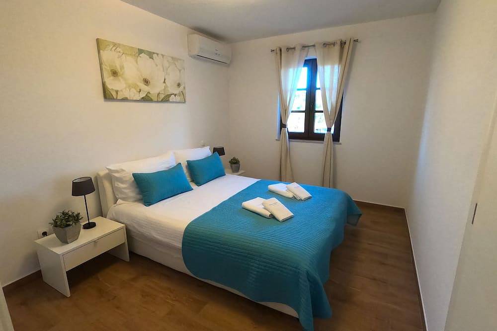 Villa Cecilia (5 *): Steinhaus, Beheizter Innenpool, Spielplatz, Fitnessraum in Lakmartin, Krk