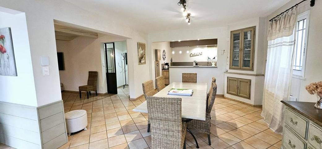 Location de vacances pour 8 personnes, avec jacuzzi ainsi que jardin et piscine à Cheval-Blanc - 4