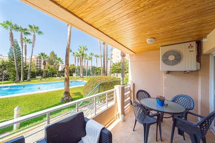 Apartamento entero, Apartamento 'Alborada Golf 1' con vistas a la montaña, piscina compartida y Wi-Fi in L'Albir, Alfàs del Pi
