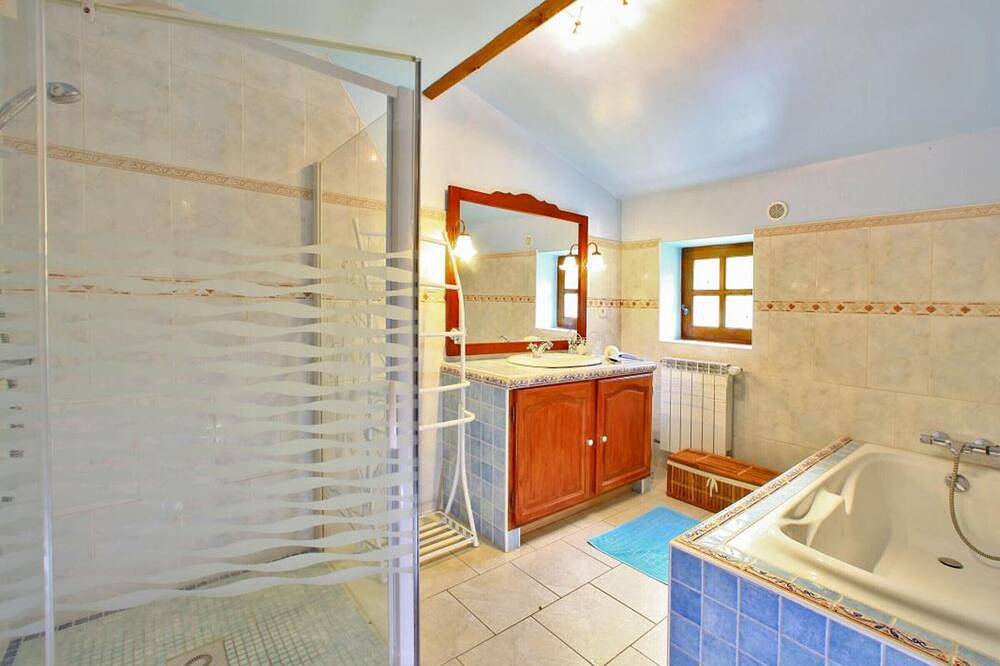 Maison Périgourdine restaurée avec jardin, proche Sarlat, étang de pêche et vélos électriques fournis in Proissans, Périgord Noir