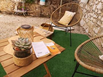 Location de vacances pour 2 personnes, avec balcon ainsi que jardin et vue à Saint-Vallier-de-Thiey