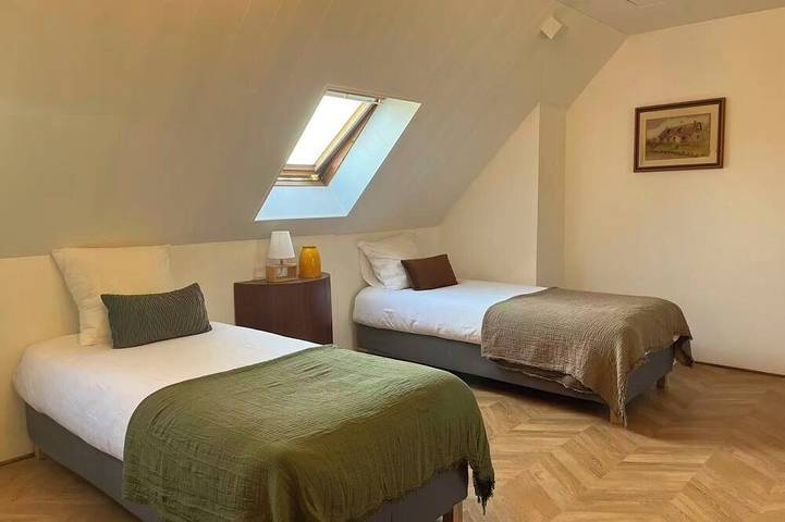 Lush Garden Villa near Paris / Pets Welcome & 4 Free Parking Spaces in Vitry-sur-Seine, Val-de-Marne
