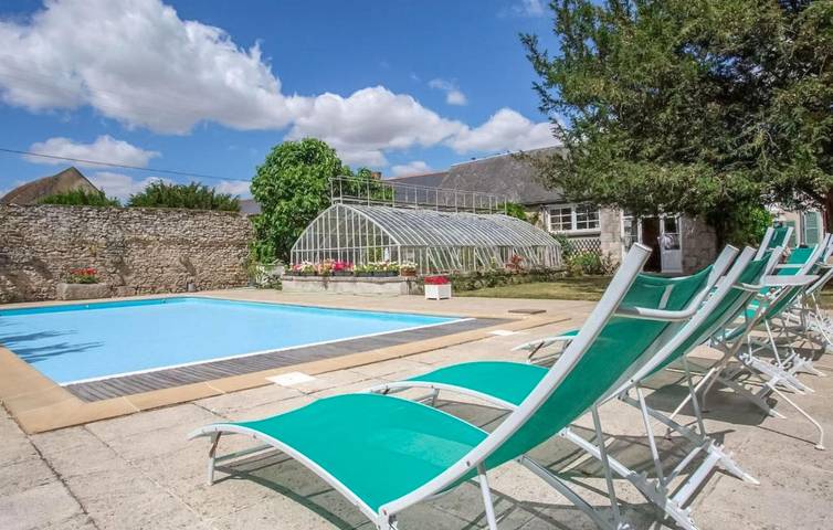 Location de vacances pour 6 personnes, avec piscine et jardin à Suèvres