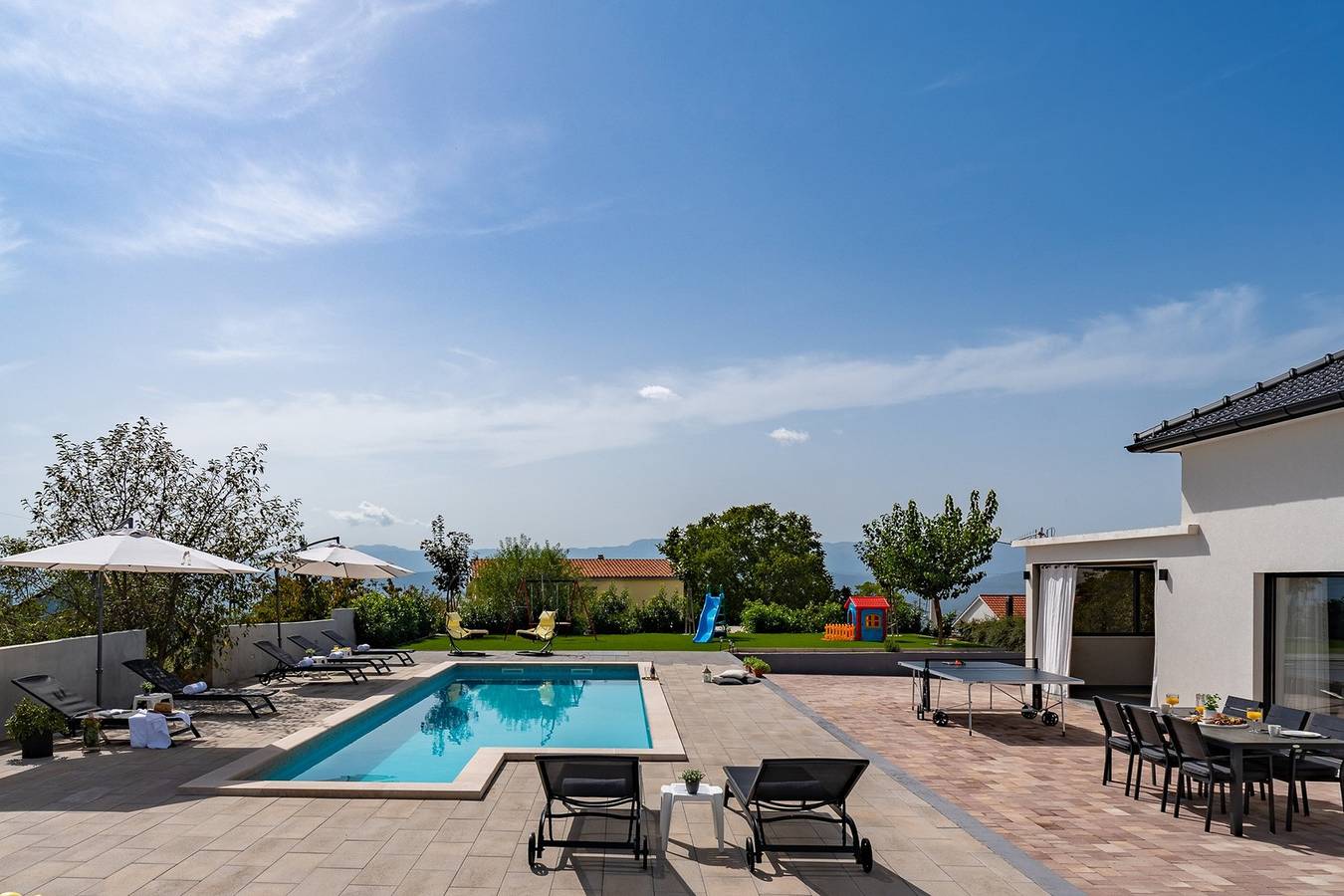 Villa Lukas mit 4 Schlafzimmern, ein hochwertiges Familienanwesen im Hinterland von Makarska
 in Imotski, Makarska Riviera
