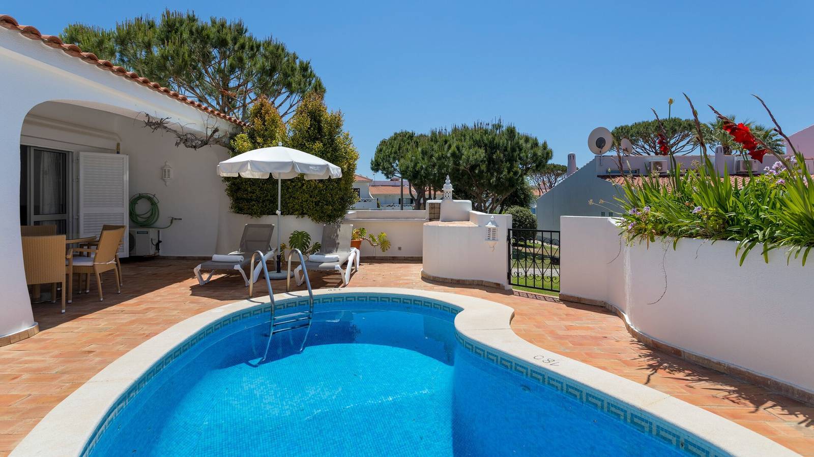 Villa 'Rosa' with Private Pool, Wi-Fi and Air Conditioning in Vale do Lobo, Almancil