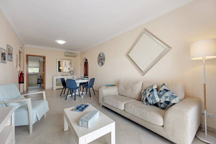 Entire apartment, Holiday Apartment "Palmeiras Reais 110" with Mountain View, Shared Heated Pool & Wi-Fi in Portimão, Faro District