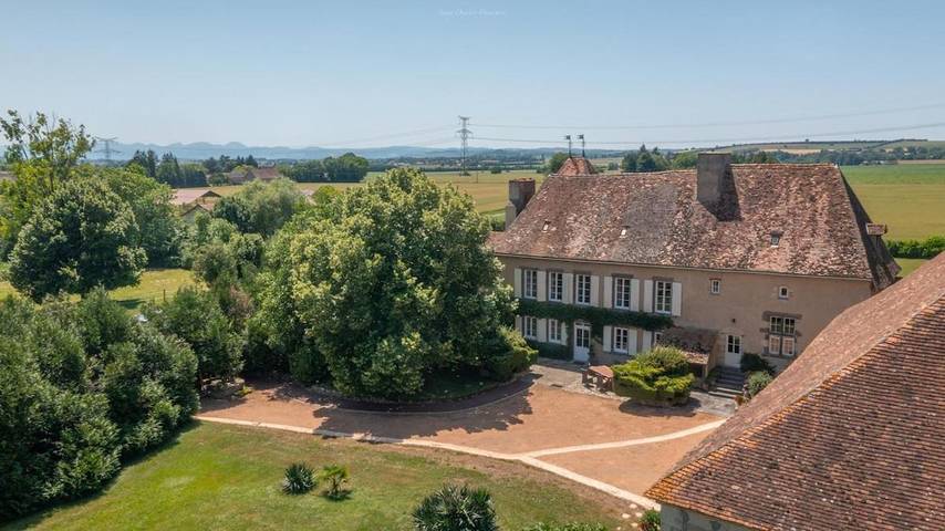 Location de vacances pour 35 personnes, avec vue et jardin, animaux acceptés dans Effiat