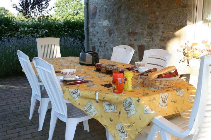 Chambre d’hôte pour 2 personnes, avec terrasse ainsi que piscine et jardin, animaux acceptés dans Mayenne - 2