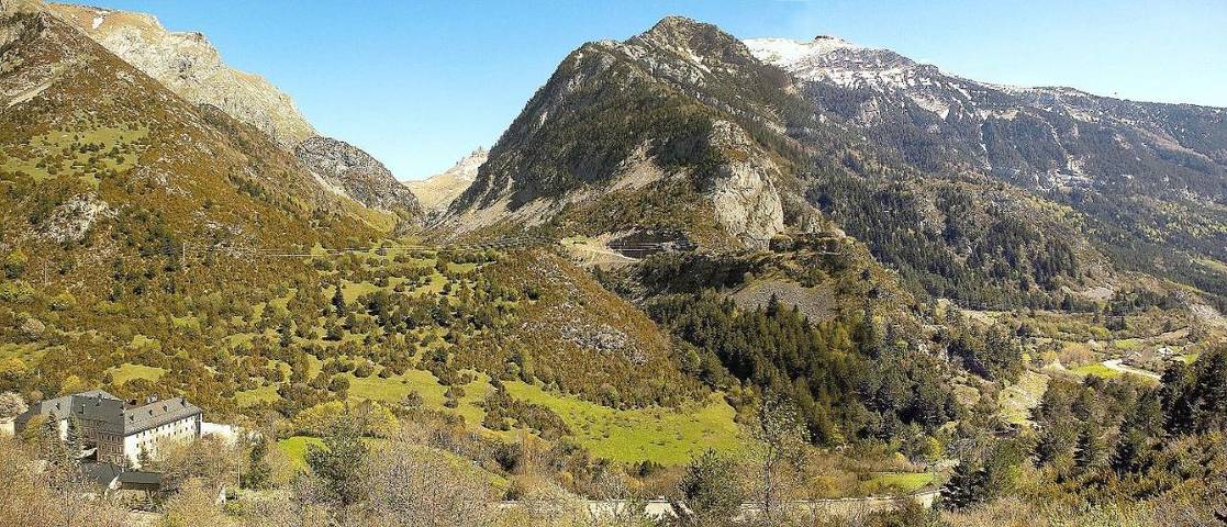 Apartamento para 2 personas, con Terraza y Jacuzzi además de Jardín y Sauna en Canfranc