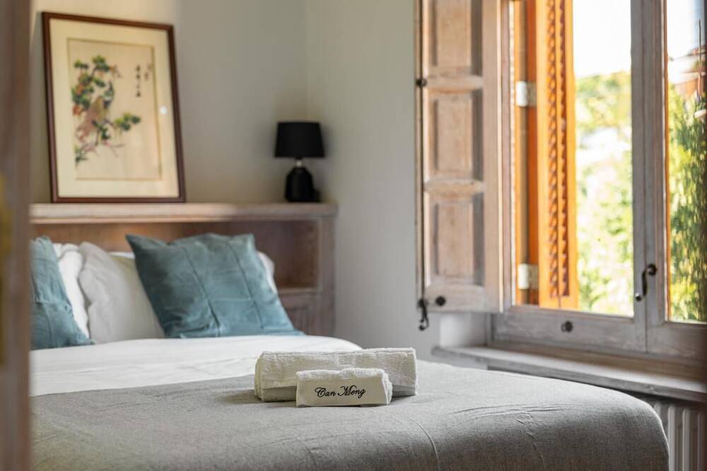 11 century castle - Ideal house for families with garden and swimming pool. in Urbanizacion Montcabrer, Cabrils