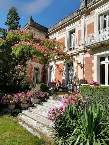 Gîte pour 16 personnes, avec piscine ainsi que jardin et vue à Saint-Laurent-de-Belzagot