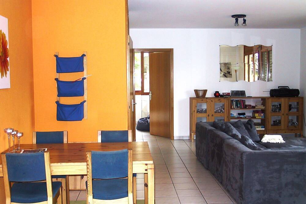 Schönes Einfamilienhaus mit Schwimmbad und Panoramasicht in Cugnasco-Gerra, Tessiner Alpen