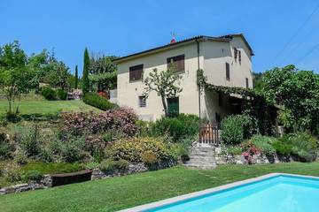 Location de vacances pour 9 personnes, avec terrasse et jardin, animaux acceptés à Camporgiano