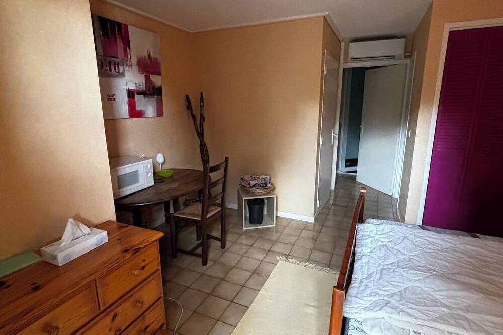 Room for two. Quietly. in Villeneuve-lès-Avignon, Nimes region