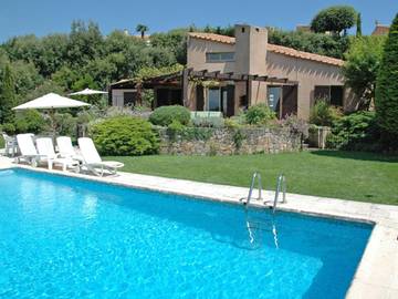 Villa pour 6 personnes, avec terrasse ainsi que jardin et piscine à Villeneuve-Loubet