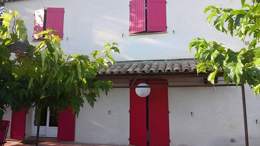 Location de vacances pour 7 personnes, avec piscine et jardin à Draguignan