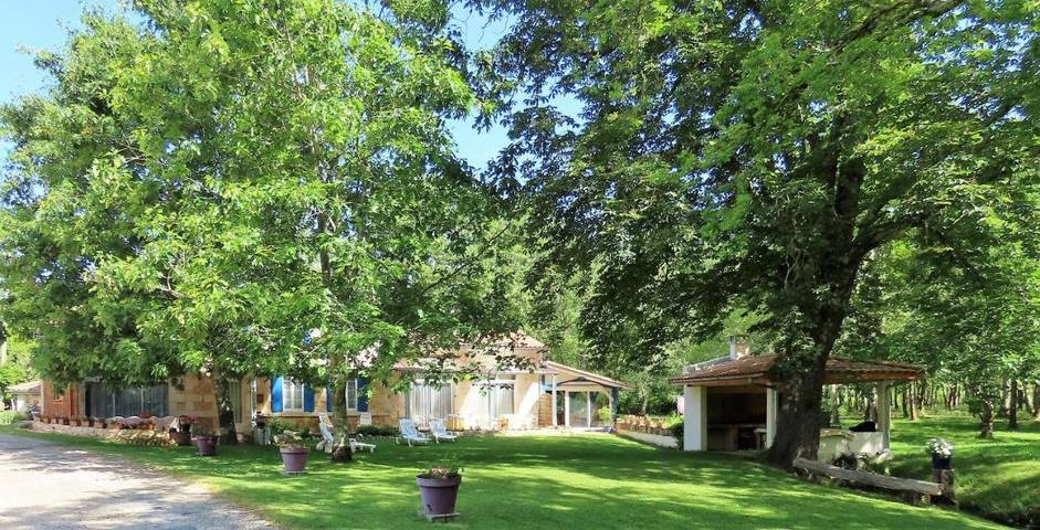 Location de vacances pour 10 personnes, avec Terrasse ainsi que Jardin et Vue à Avensan