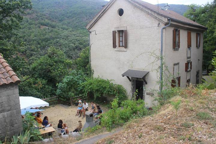 Location de vacances pour 3 personnes, avec Terrasse et Jardin ainsi que Piscine et Vue à Saint-Privat-de-Vallongue