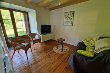 Gîte pour 11 personnes, avec jardin à Valuéjols