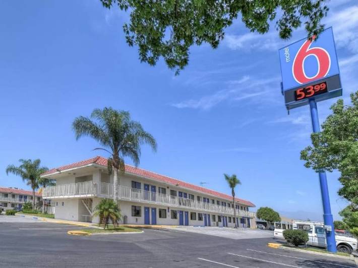 Apartamento entero, 1 cama matrimonial | Ducha adaptada para personas con discapacidad in Corona, Riverside County