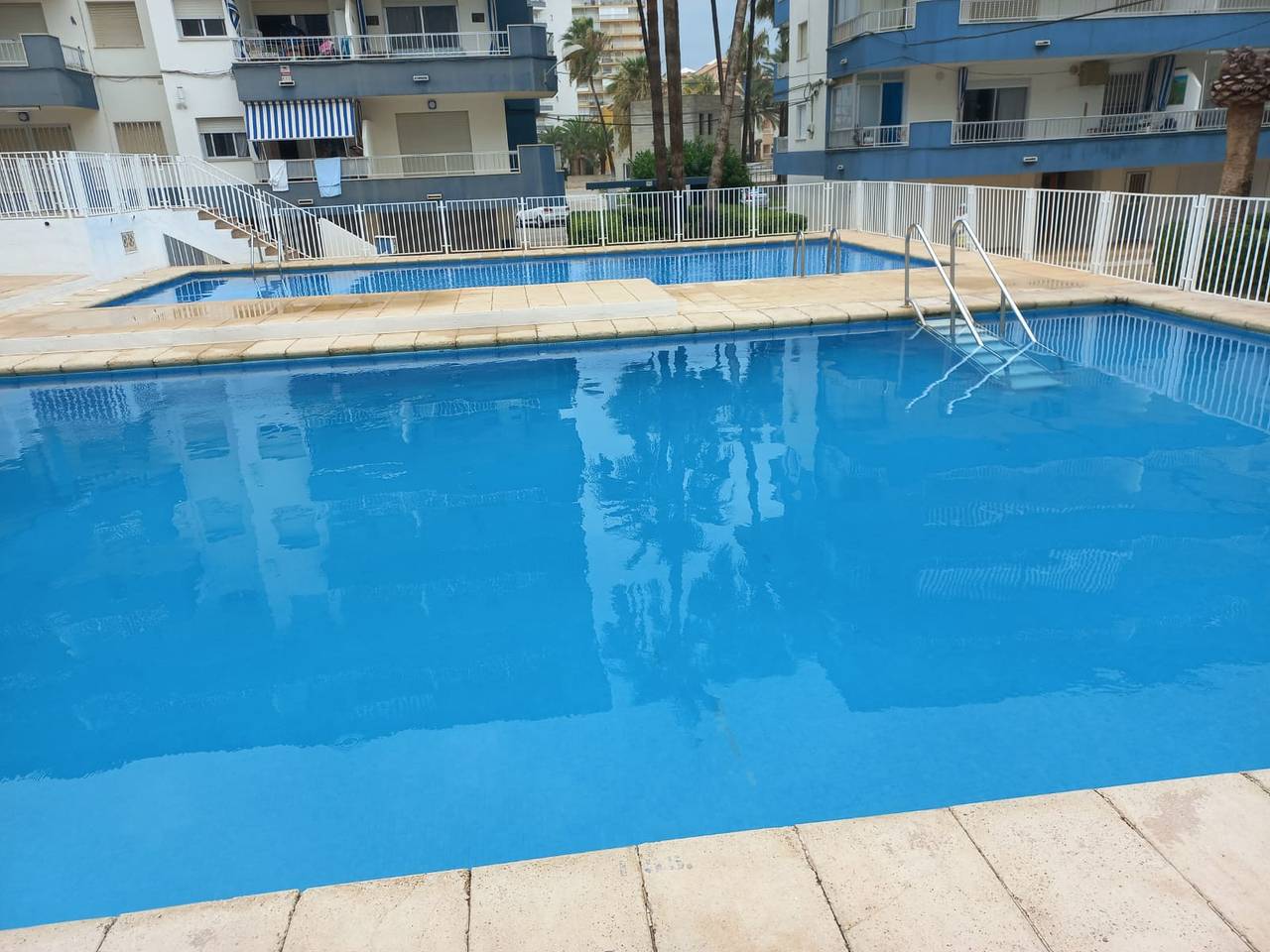 Appartement entier, Apartamento De Un Dormitorios Frente A La Playa De Gandia  Bonito Apartamento De 1 Dormitorio - Espectaculares Vistas     Apartamento en Primera línea de playa,  con vistas frontales al mar situado y en el centro del paseo marítimo de la playa de Gandía, ( Zona Hotel Bayren ).   Esta es una zona tranquila y con todos los servicios necesarios para una confortable estancia, el huésped podrá encontrar todo lo necesario sin necesidad de coger el coche.     Consta de: 1 dormitorio con dos camas individuales, salón con sofá-cama, cocina americana  totalmente equipada, 1 cuarto de baño completo con bañera y terraza con vistas directas a la playa y al paseo marítimo.  El edificio cuenta con piscina grande con diferentes profundidades + piscina infantil, zona de solárium, zona de juegos infantiles, pérgolas y cancha de tenis.  Equipado con: Tv,  lavadora, frigorífico, microondas, tostador, plancha, tabla de planchar, sábanas,  toallas de lavabo y de ducha, vajilla y menaje de cocina     El apartamento no cuenta con parking pero hay un parking público que el cliente podrá contratar si lo necesita.  ** Este Apartamento Unicamente Se Alquila A Familias O Mayores De 30 Años ** in Miramar (Valencia), Costa de Valencia
