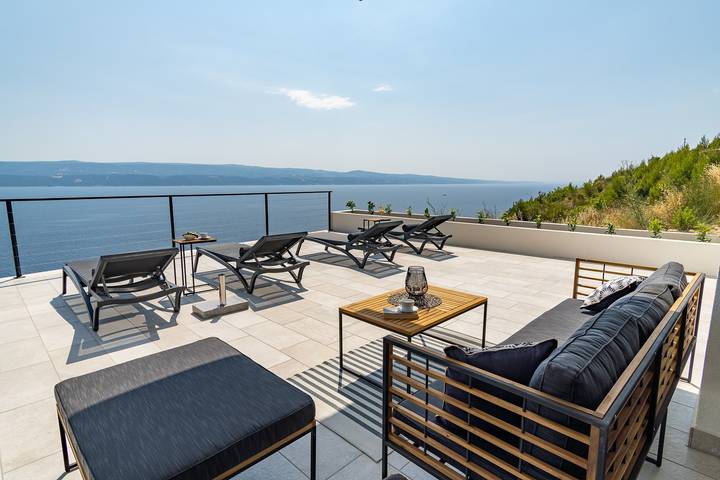 Meerblick Villa Marila mit privatem beheizter Pool mit Hydromassage, 3 Schlafzimmer mit Bad (6+2 Personen), 1 km vom Strand entfernt in Lokva Rogoznica, Omis-Riviera
