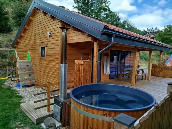 Chalet pour 5 personnes, avec jacuzzi ainsi que jardin et terrasse