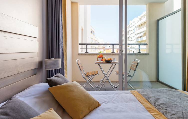 Appartement de vacances entier, Appartement au bord de la piscine avec terrasse et parking - à 900 m de la plage in Biarritz, Région de Bayonne